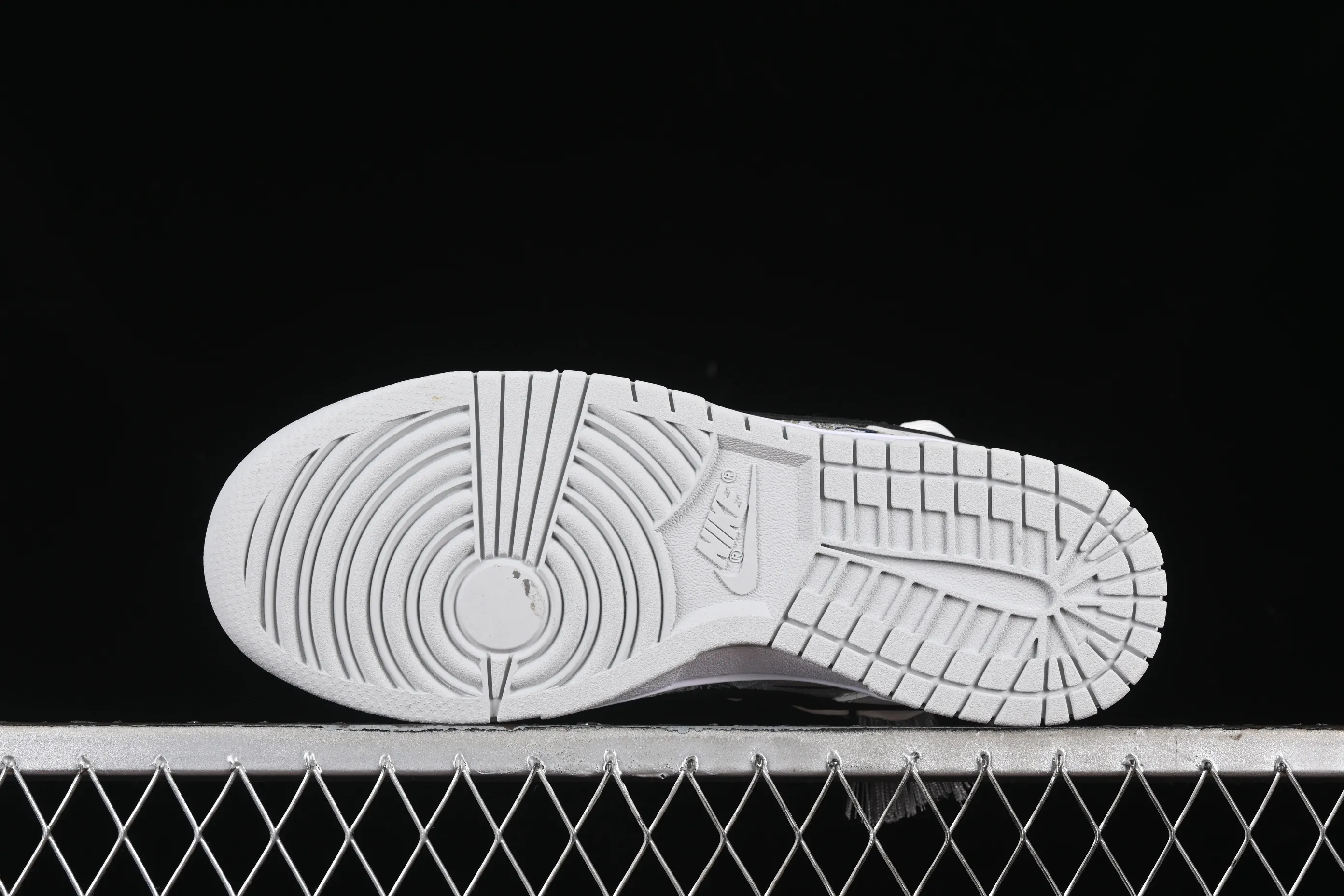 All categories Nk SB Dunk series Nk SB Dunk Low low-top sneakers Nk Dunk Low Year of the Dragon limited edition CNY Qiansi Ancient Rhyme Gift Box Silver White SB strap low-top casual sneakers DV0831-101